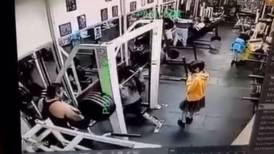 VIDEO: Mujer muere en gimnasio tras caerle pesa de 180 kilos