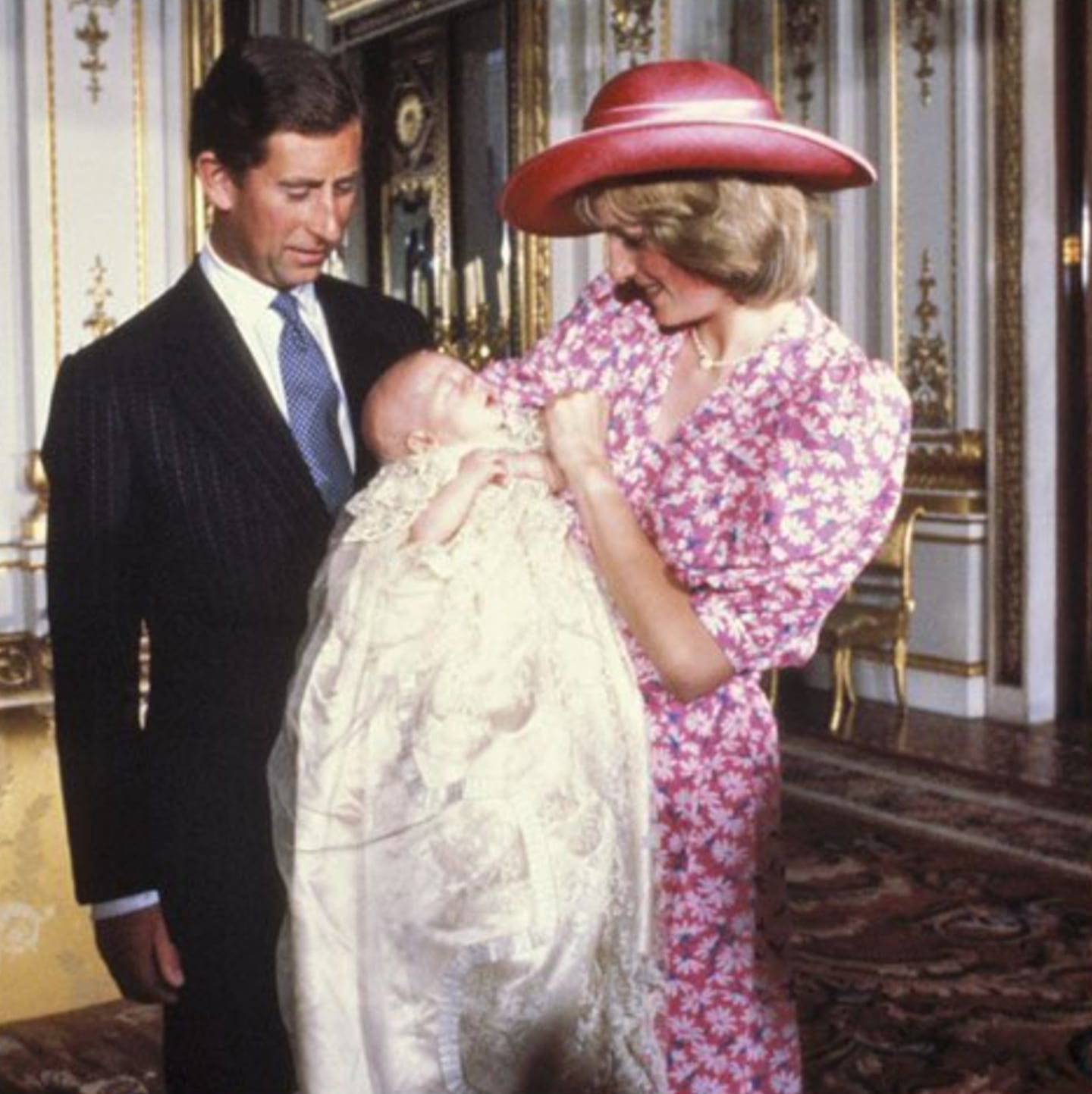 El ahora rey Carlos III con Lady Di y el príncipe William el día de su bautizo