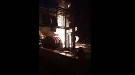 Video: Pipa vuelca y se incendia en caseta de Tultepec
