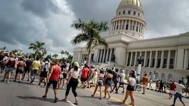 Presidente de Cuba niega acusaciones de represión en protestas del domingo
