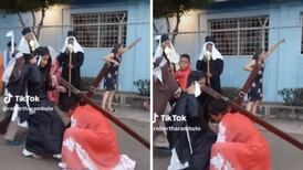VIDEO| Joven que representaba a Jesús golpea a mujer con su cruz y se hace viral
