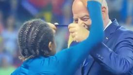 VIDEO | Jugadora de Brasil acaricia calva de presidente de la FIFA en el Mundial Femenil Sub-20
