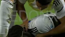 ¡De terror! Futbolista del Besiktas se desploma en pleno partido (video)