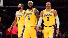 La polémica contratación que buscan Lakers de LeBron James tras fracaso