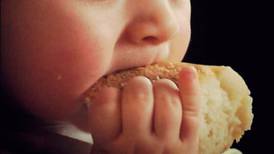 Muere niña de 5 años por comer pan envenenado en Veracruz; su hermanito, está grave de salud