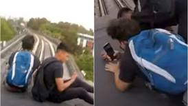 VIDEO | ¿Intrépidos o irresponsables? Jóvenes se graban “surfeando” sobre tren del Metro de la CDMX