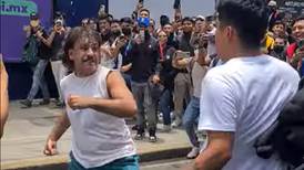 VIDEO | Profesor del IPN se pelea con un alumno a las afueras de Zacatenco y se hace viral