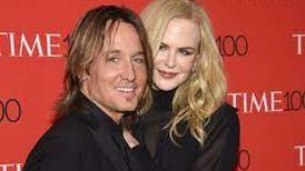 Nicole Kidman mantiene la intimidad con su esposo, Keith Urban, dándole masajes