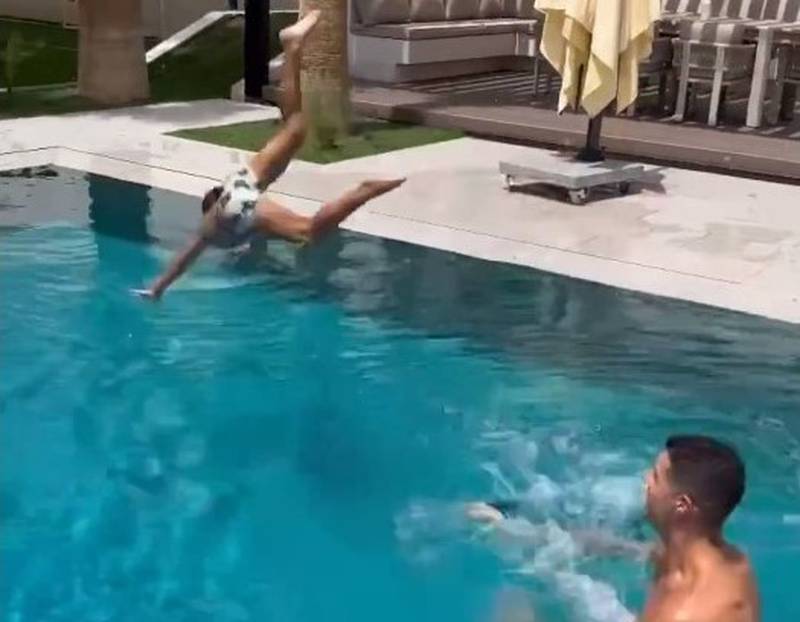 Cristiano Ronaldo jugando con sus hijos en una piscinia