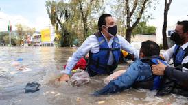 ¡Aguas! Gobernador de Hidalgo acude a zonas afectadas por lluvias y se hunde en su lancha