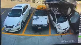Video: Carro sale volando y choca contra varios autos de manera espeluznante