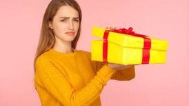 Estos son 5 regalos que nunca debes darle a una mujer ¡No los amarán!