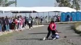 VIDEO | Dos mujeres se pelean en fila de vacunación para niños