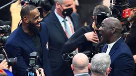 VIDEO | Michael Jordan y LeBron James se funden en un abrazo en el NBA All-Star Game