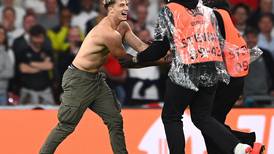 UEFA investigará FA por disturbios en Wembley