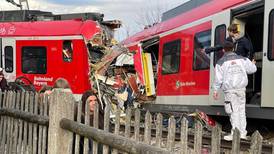 Dos trenes chocan de frente en Alemania: hay un muerto y varios heridos