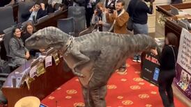 VIDEO | Volvió de la extinción: Dinosaurio aparece en plena sesión del Congreso en Colombia