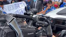 Aficionados de Cruz Azul exigen que Luis Abram e Iván Morales se regresen a su país
