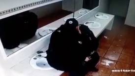 Video: Policías se dan un beso apasionado y rompen un lavabo