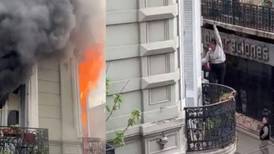 VIDEO | Dramático escape de un incendio en Argentina: mujer quedó colgada de un cable