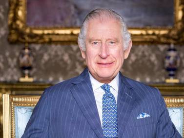 Rey Carlos III regresa al Reino Unido a tiempo para poder reencontrarse con el príncipe Harry