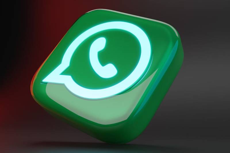 Logo WhatsApp sobre un fondo oscuro.