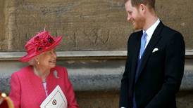 La reina Isabel II rompe protocolo en el funeral del príncipe Felipe para no humillar a Harry