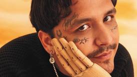 Christian Nodal protagoniza portada de revista y le borran los tatuajes de Belinda