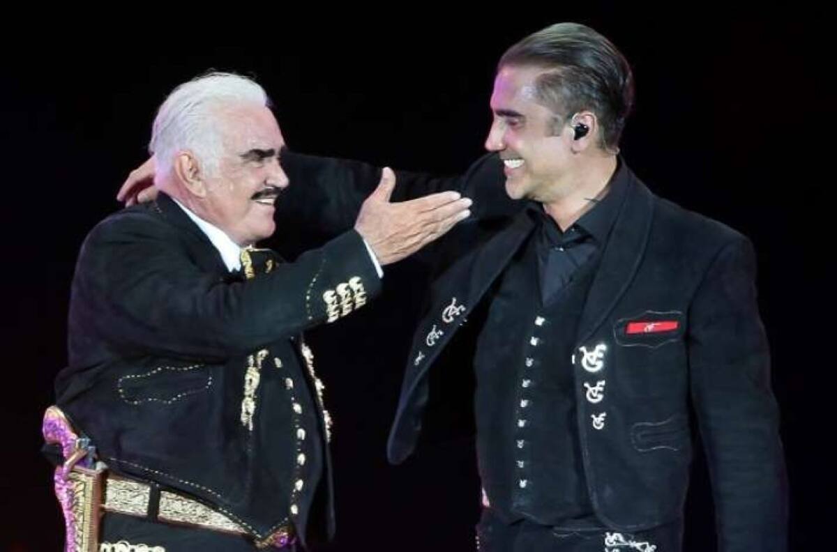 Vicente Fernández: Recibió severas criticas por besar a sus hijos en la boca