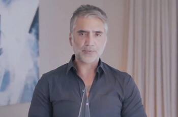 El mensaje de amor de Alejandro Fernández al recibir el Premio Ícono de "Latin AMAs"