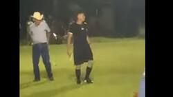 Video: Árbitro saca pistola para no ser golpeado por jugadores y aficionados
