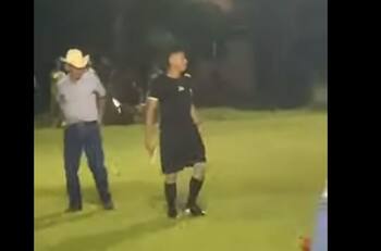 Video: Árbitro saca pistola para no ser golpeado por jugadores y aficionados