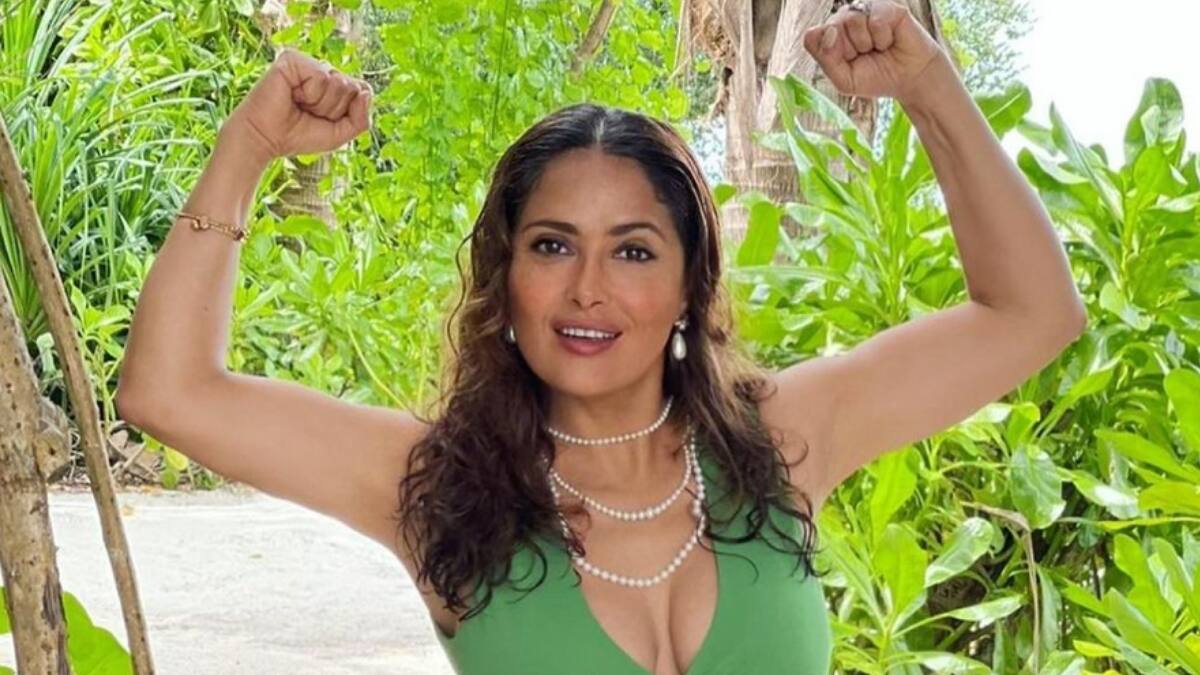 Salma Hayek deslumbra con una postal en traje de baño a sus 54 años
