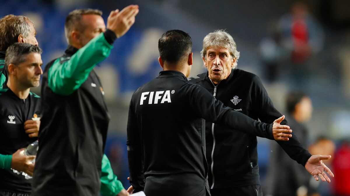 El entrenador chileno Manuel Pellegrini le reclama al cuarto árbitro durante un partido amistoso entre Real Betis y Colo Colo.