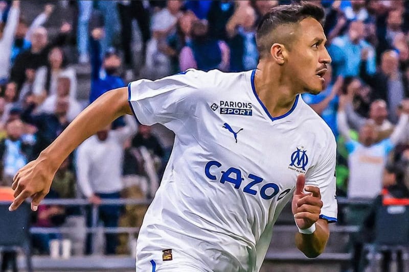 Alexis Sánchez en el Marsella luce el logo de Cazoo. (Foto: @olympiquedemarsella)