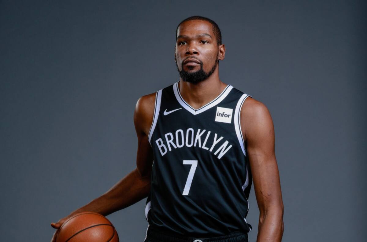 Piden a Kevin Durant que se retire en pleno juego por posible caso de COVID-19