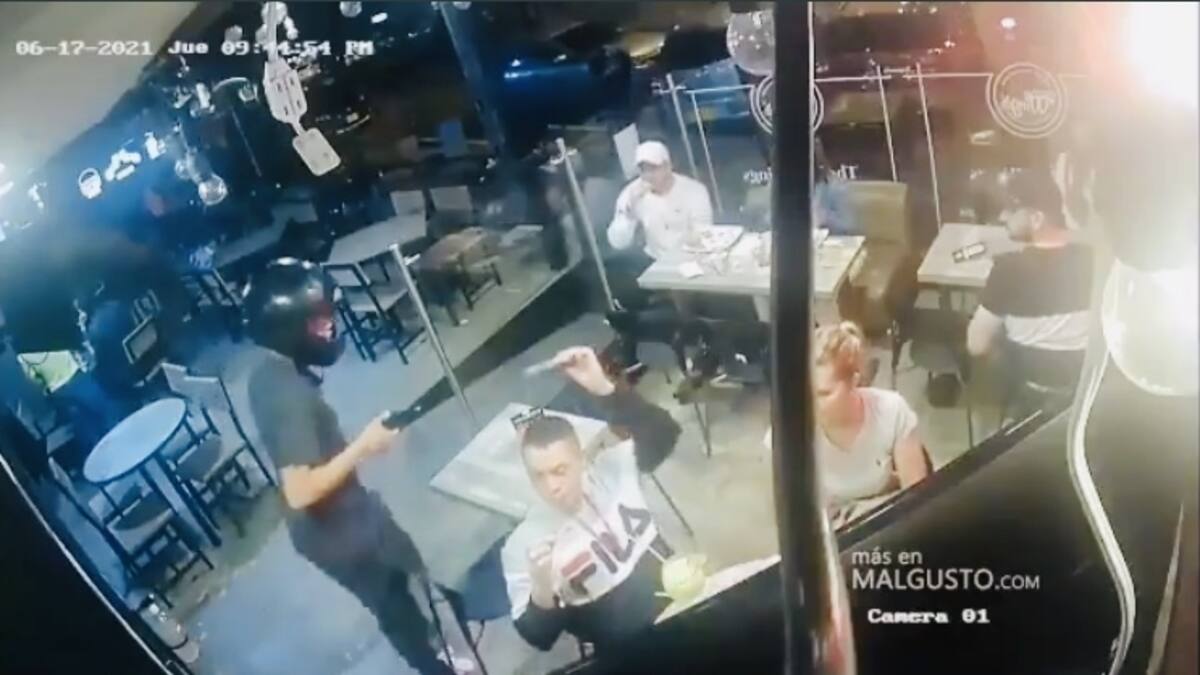 VIDEO: Hombre degusta sus alitas de pollo mientras lo asaltan
