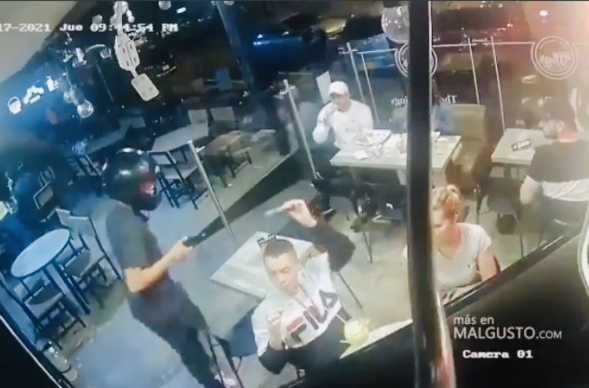 VIDEO: Hombre degusta sus alitas de pollo mientras lo asaltan