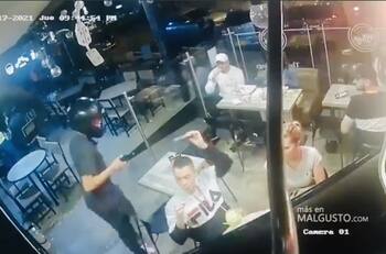 VIDEO: Hombre degusta sus alitas de pollo mientras lo asaltan