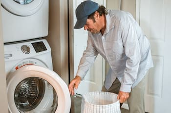 Cambia tu suavizante por este económico secreto casero y consigue ropa esponjosa como el algodón