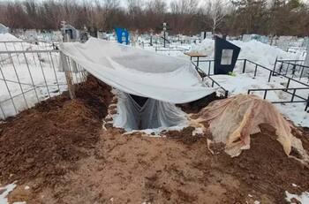 Madre rusa espera al cuerpo de su hijo soldado : Cavó su tumba pero las autoridades se niegan a entregarlo