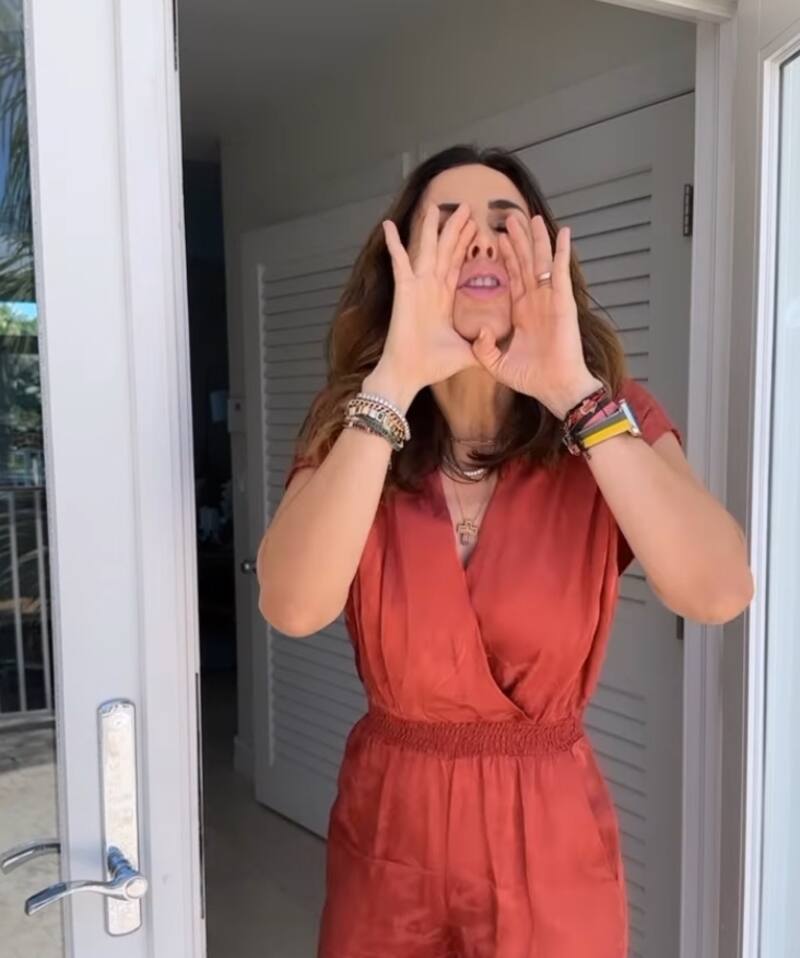 La conductora de Telemundo le hace saber a sus vecinos la razón por la que podrían escucharla gritar durante estas vacaciones de verano.