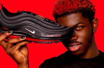 El rapero Lil Nas X estrenó zapatillas "satánicas" Nike que incluyen sangre humana real