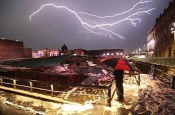 VIDEO: Templo Mayor colapsó tras granizada en Ciudad de México y dejó un guardia herido
