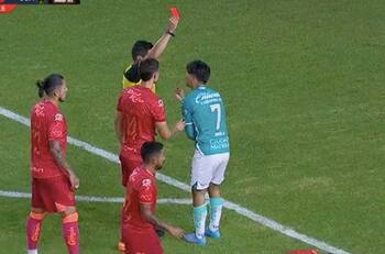 VIDEO | Víctor Dávila pierde la cabeza y lo expulsan en el León ante Bravos