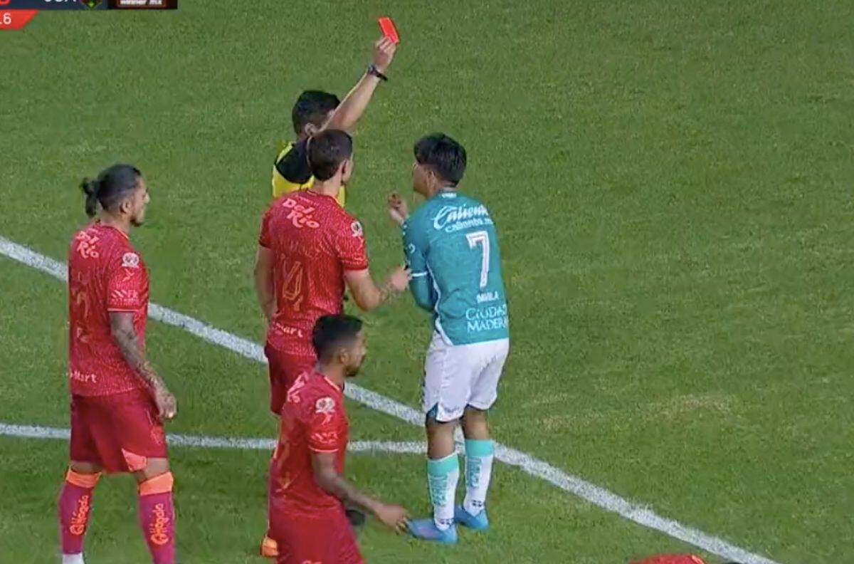VIDEO | Víctor Dávila pierde la cabeza y lo expulsan en el León ante Bravos