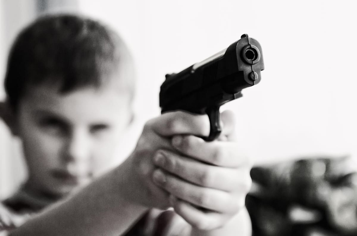 Niño mete arma a secundaria de Iztapalapa y se dispara en la mano