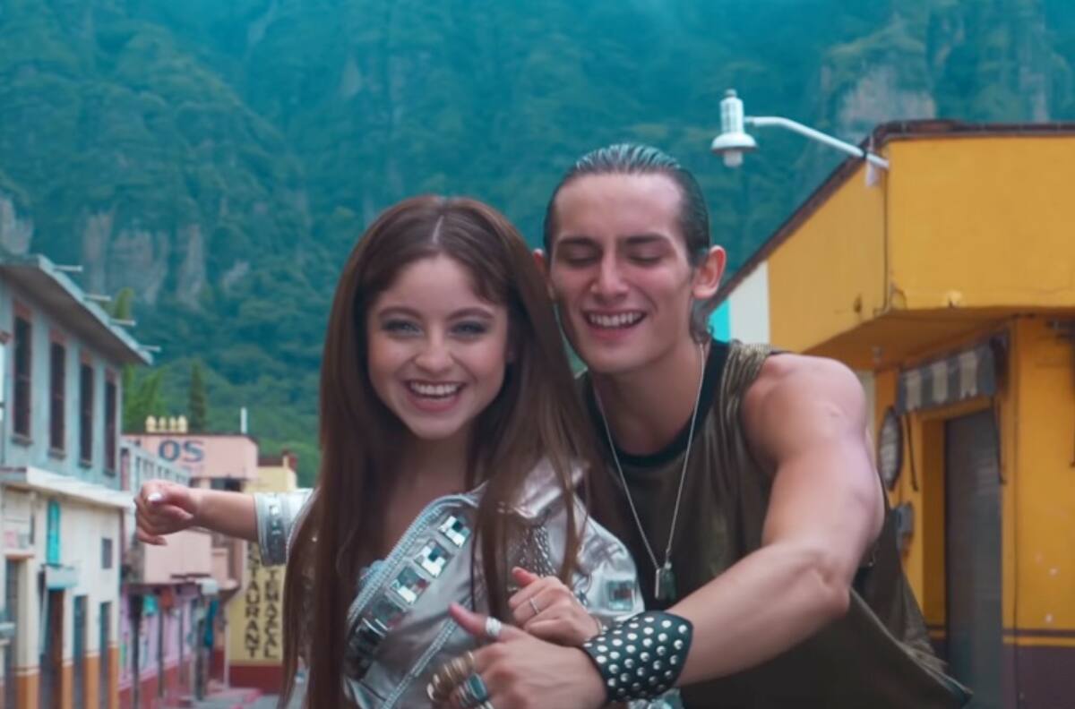 (VIDEO) Emilio Osorio y Karol Sevilla confirman su noviazgo con romántico beso