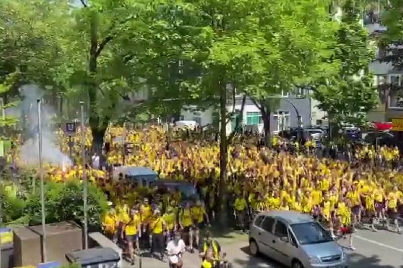 Hinchas del Borussia Dortmund tiñeron las calles de amarillo antes del partido contra el Mainz