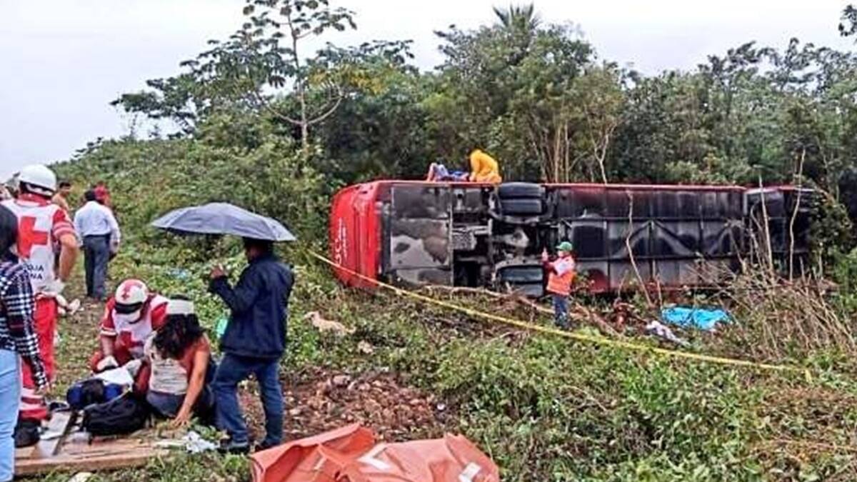 Autobús de pasajeros sufre accidente en carretera: reportan 8 muertos y 19 lesionados en Cancún